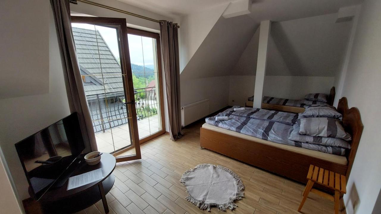 Dreibettzimmer mit Bergblick