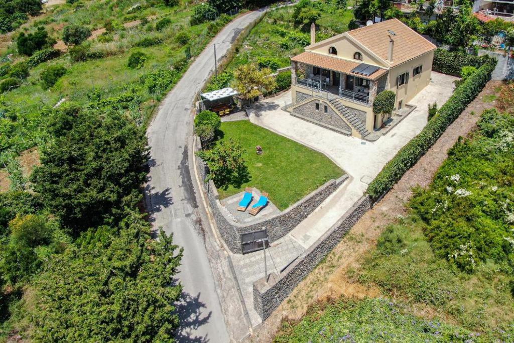 Villa Nikolas stone house with stynning seaview - B&B