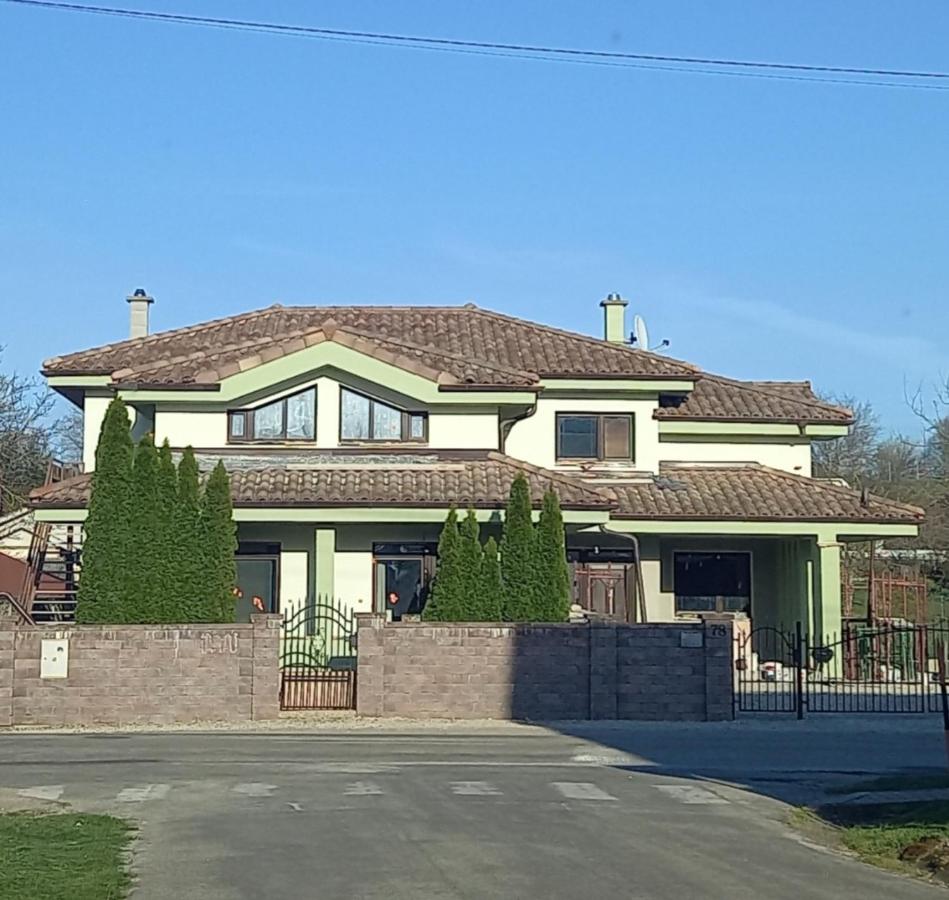 Apartmány IVETA - Ferienwohnung Podhájska