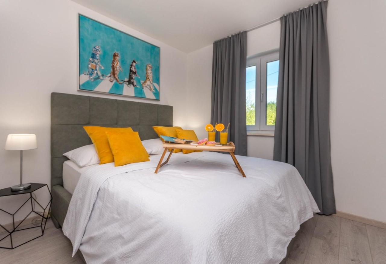 Luxury Villa Ledenko Private Pool Jacuzzi Garden - Chambres d’hôtes Biograd na Moru
