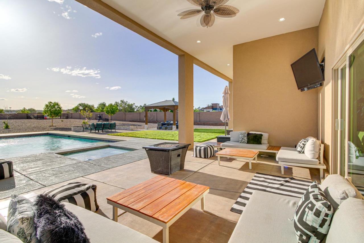 Pet-Friendly Rio Rancho Home with Fire Pit - Chambres d’hôtes
