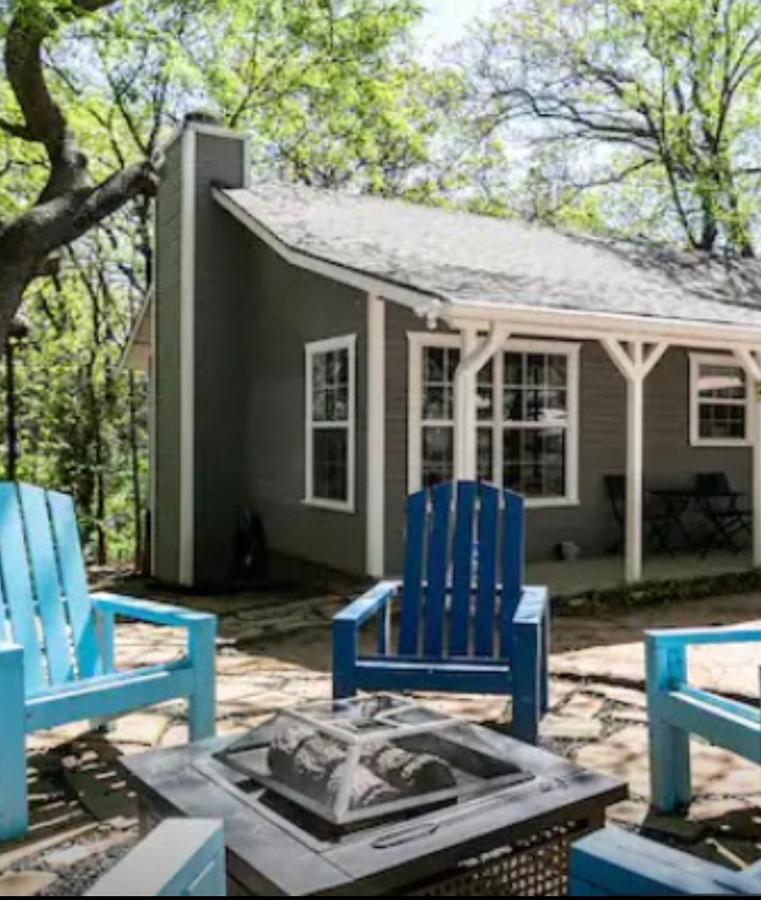 Shoreline Cottage Retreat Under a Canopy of Oak Trees - Chambres d’hôtes Pottsboro