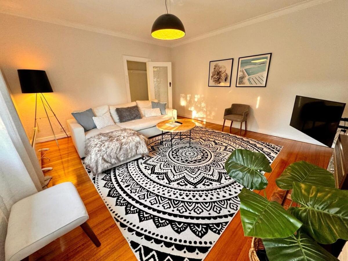 B&B Prahran - 1 Bedroom Art Deco Apt With Study - Bed and Breakfast Prahran