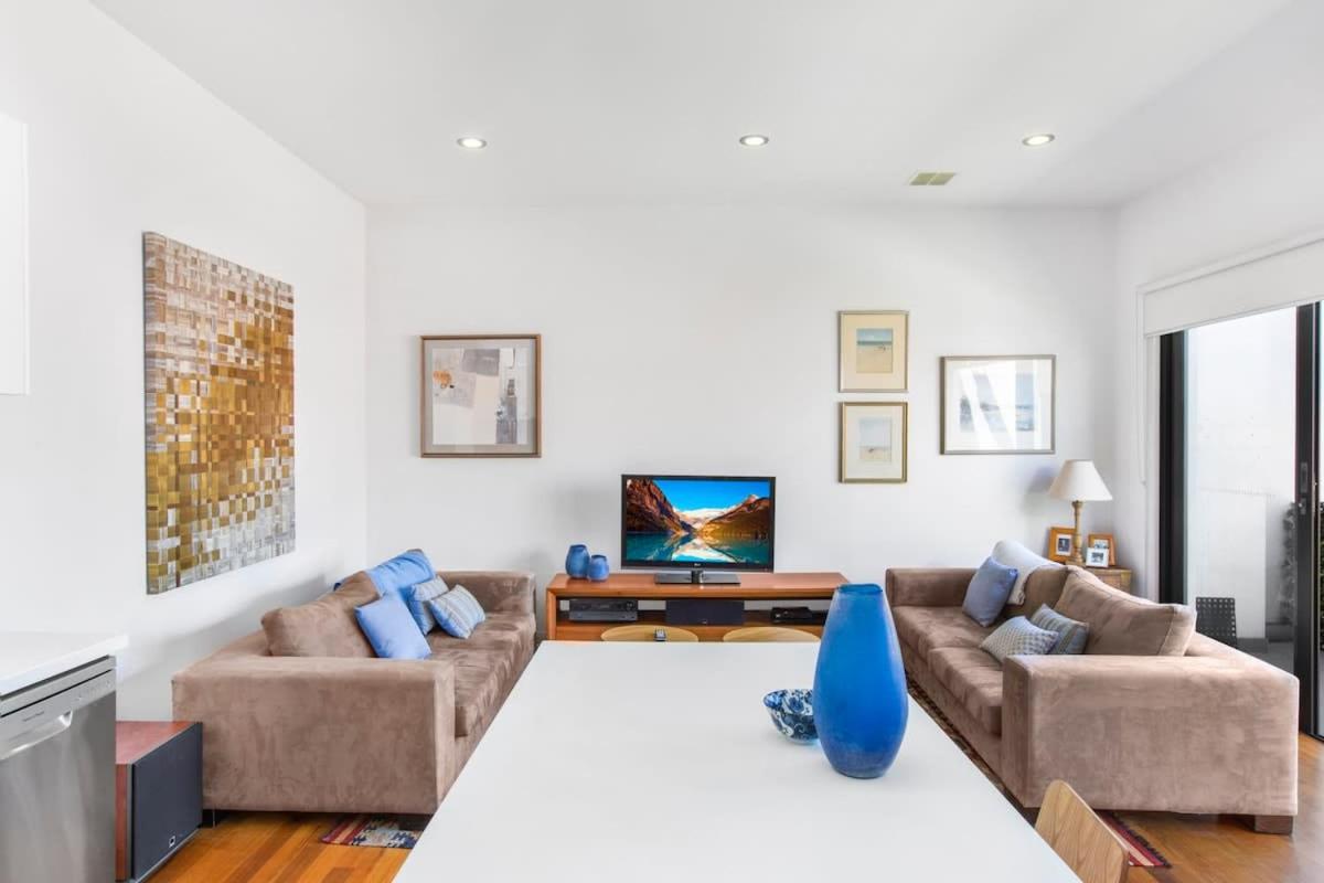 B&B Yarraville - 2-Bed Apartment with Parking & Balcony Near Trains - Bed and Breakfast Yarraville