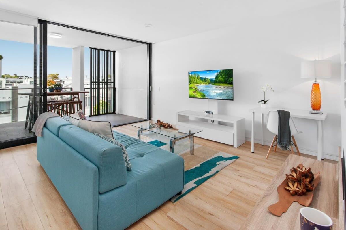 B&B Brisbane - Spacious 2-Bed Unit With Balcony Next to The Gabba - Bed and Breakfast Brisbane