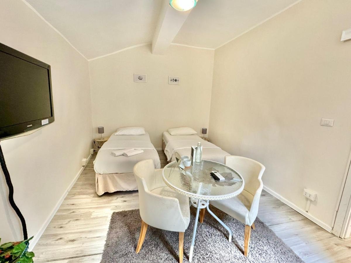 Camera Doppia con Letti Singoli con Bagno Privato 