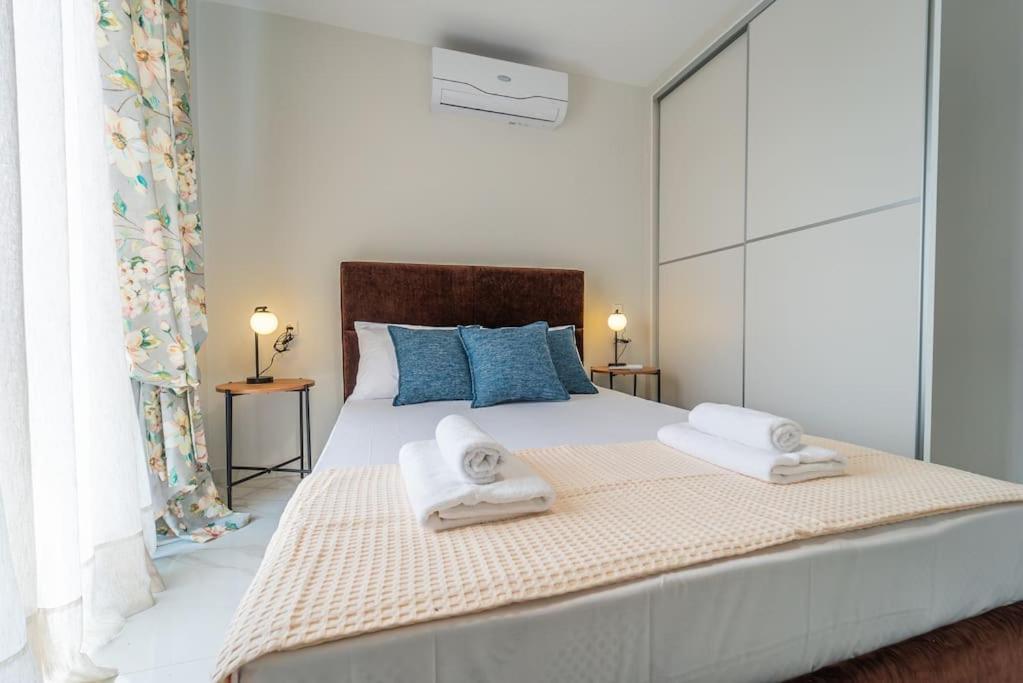 Semiramis Modern - Sleeps 8 - B&B Nea Peramos