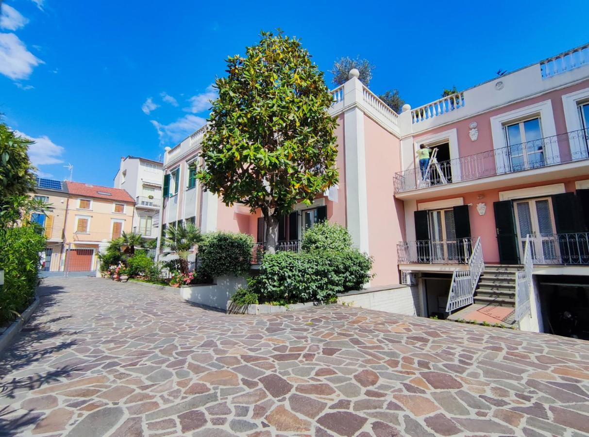 Spacious Apartment a few steps from the Beach - Chambres d’hôtes