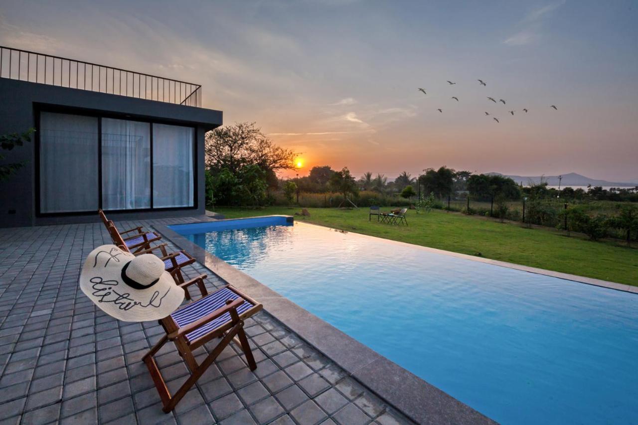 B&B Nashik - StayVista's Villa Meer - Lakeview Villa with Spacious Pool & Terrace for Stargazing - Bed and Breakfast Nashik