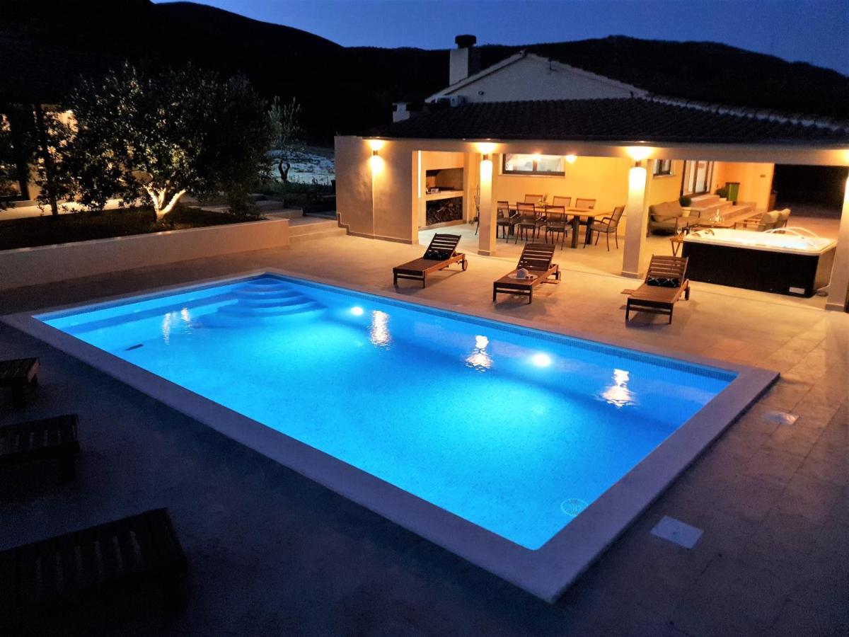 B&B Kastel Stafilic - NEW- Villa Olive Oasis -the heated pool & jacuzzi - Bed and Breakfast Kastel Stafilic