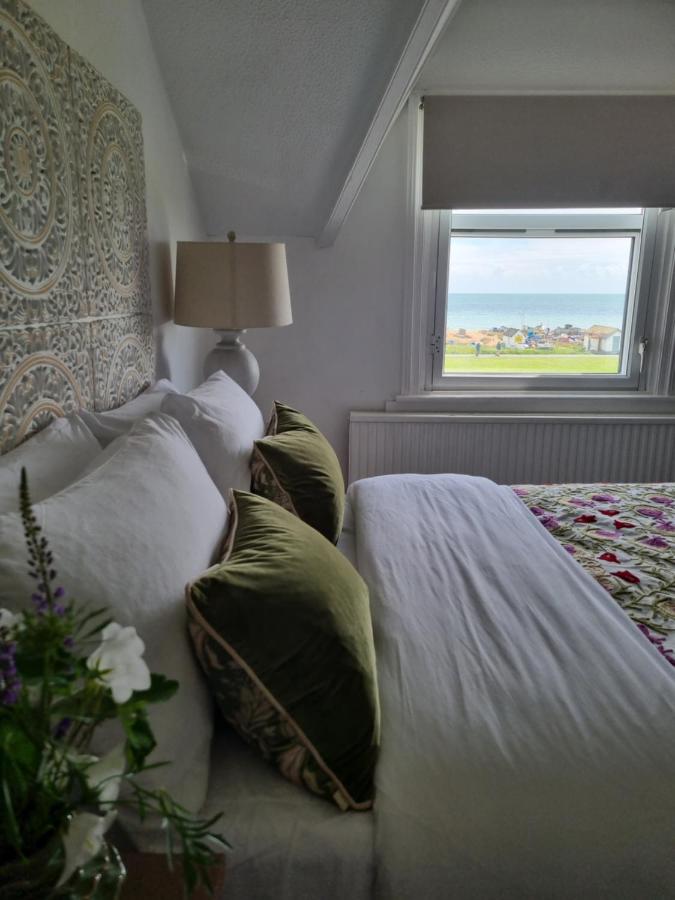 B&B Walmer - Spacious beachfront apartment reviews in pictures - Bed and Breakfast Walmer