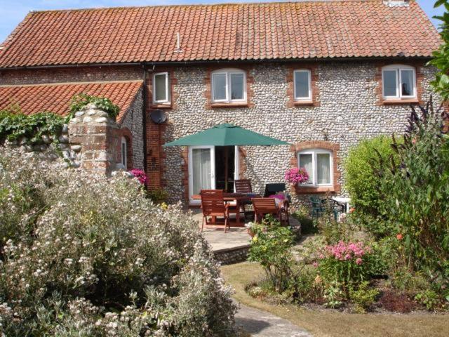 HOXNE HOUSE WEYBOURNE,N Coast sleeps 14 5 bedroom 5car parking,encl garden, less for weeks ask - B&B Weybourne