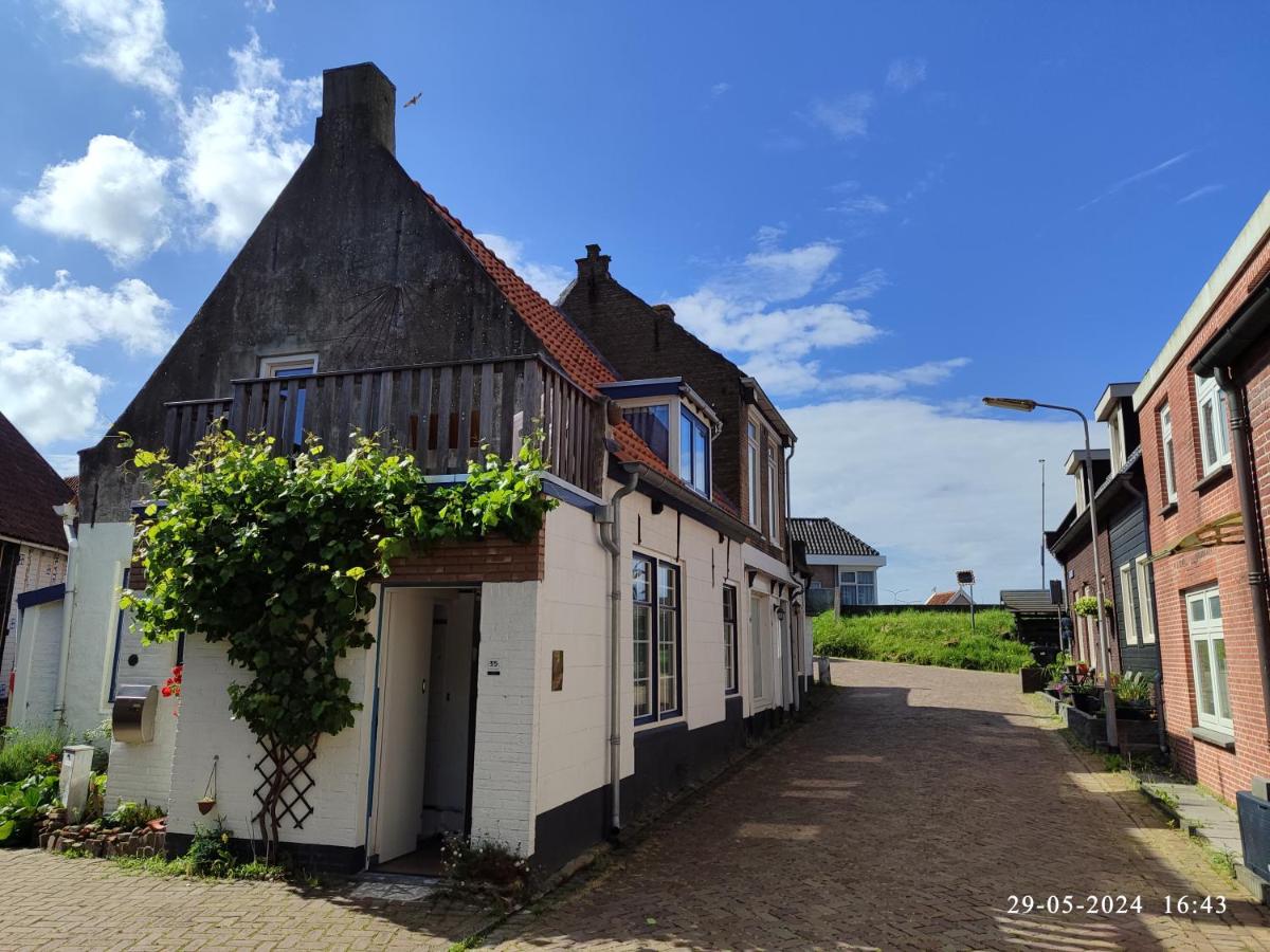 B&B Stavenisse - The cosy little house with the sundial - Bed and Breakfast Stavenisse