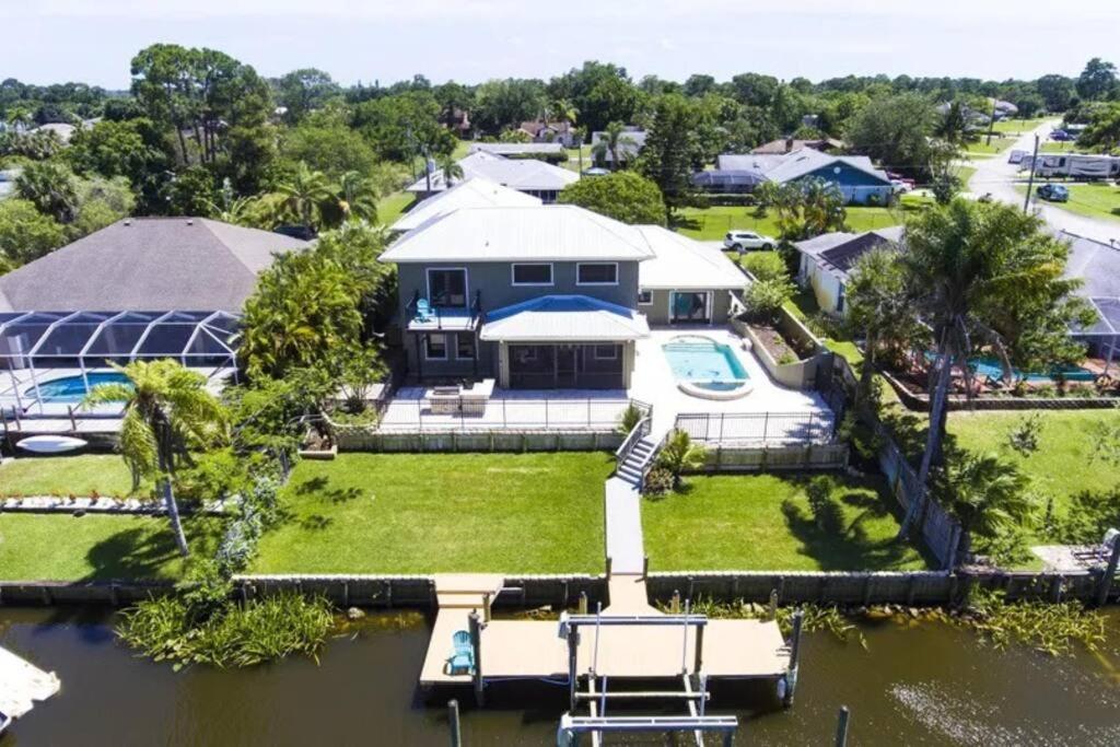 Riverfront Luxury Pool & Hot Tub fishing paradise near beaches Mets Stadium - Chambres d'hôtes River Park
