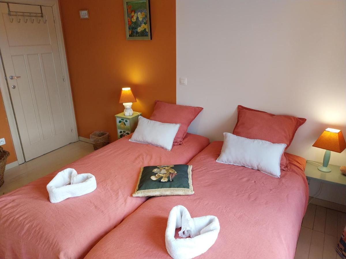 Tweepersoonskamer met 2 Aparte Bedden en Eigen Badkamer