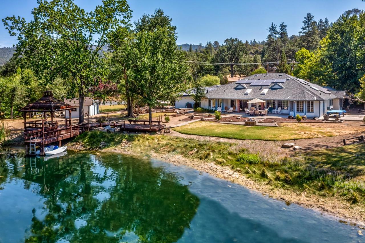 Oak Pond Retreat Stocked pond/pool table/BBQ Grill/EV Charger - B&B