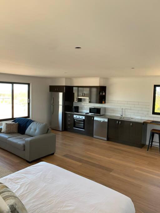 Modern studio with fabulous views - B&B