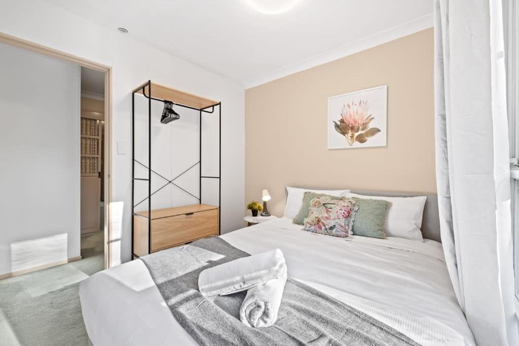 Quaint Queen Room in Pymble - Private Spot - Shared Bathroom - B&B Pymble