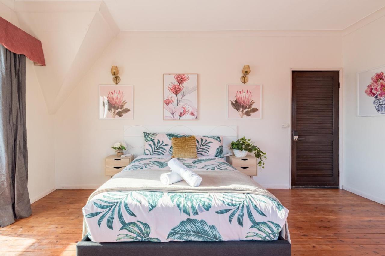 Bright King Room - Waterfront - Near Stations - Shared Bathroom - B&B