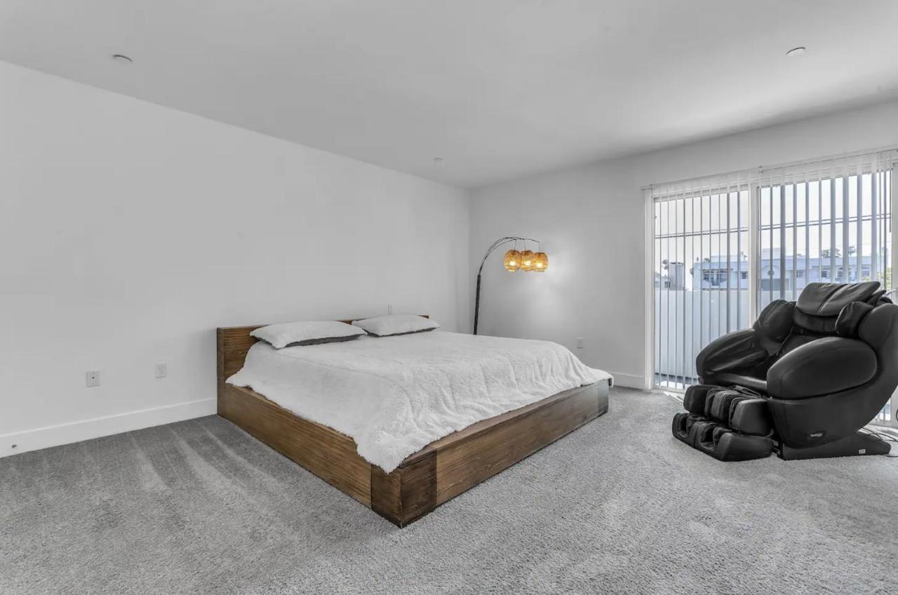 Luxury & Modern 3 Bedroom & 3 Bathroom Penthouse in Santa Monica with FREE Parking - B&B
