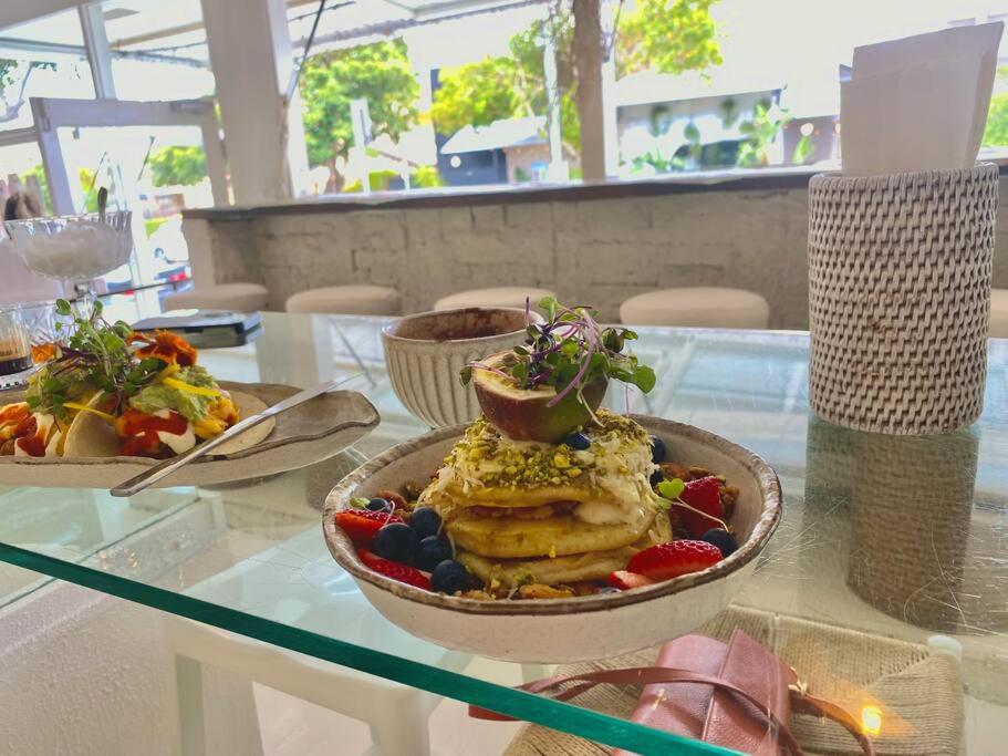 Burleigh retreat near Beach, Free Wi-Fi - B&B