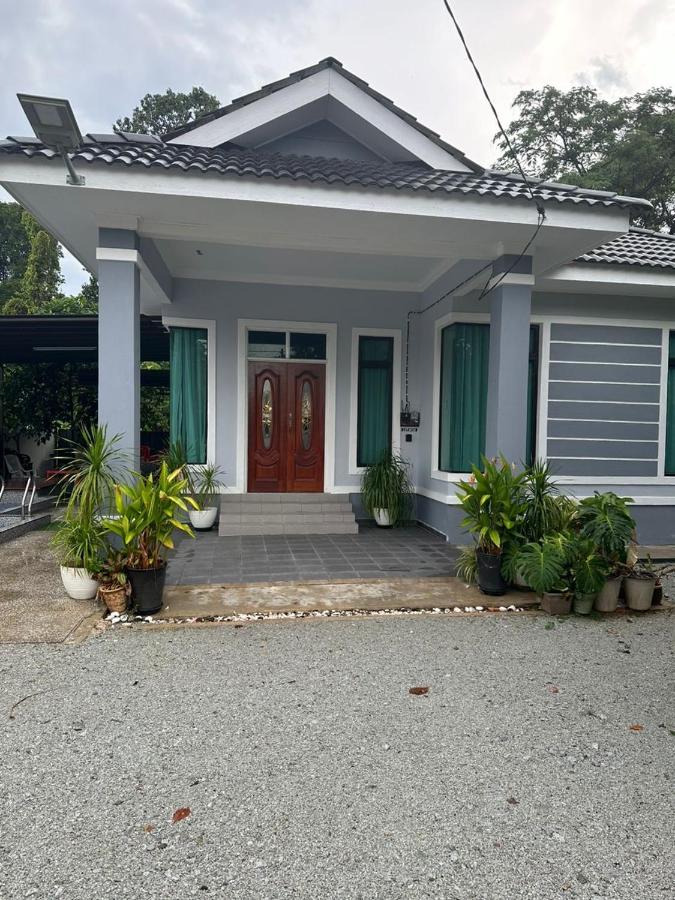 Homestay Durian Belanda - B&B