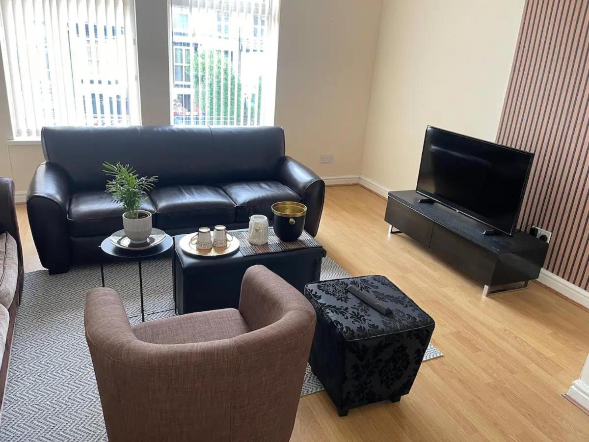 2-Bed Apartment - Sleeps 4 - Street Parking - WiFi - Chambres d’hôtes