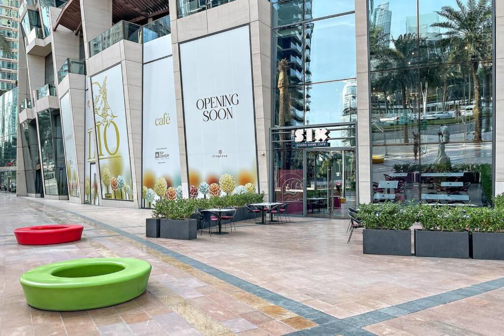 Chic 3BR Escape Burj & Fountain Views and Pool in Downtown Dubai - B&B Dubai