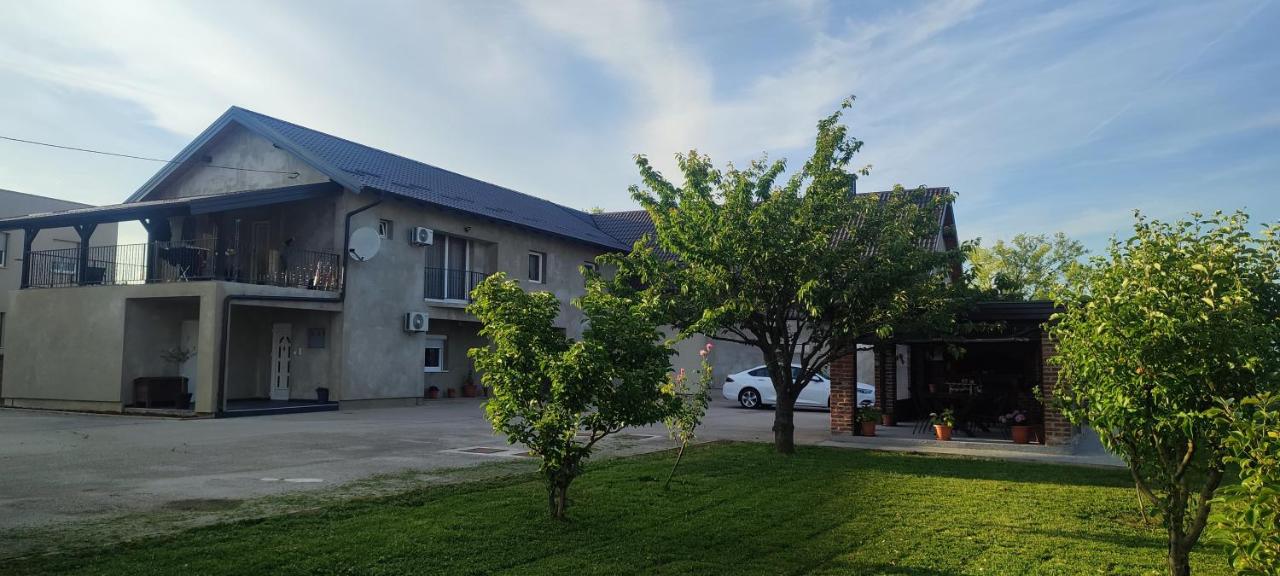 B&B Velika Gorica - Sleep and Fly room's by Dado & Lela - Bed and Breakfast Velika Gorica