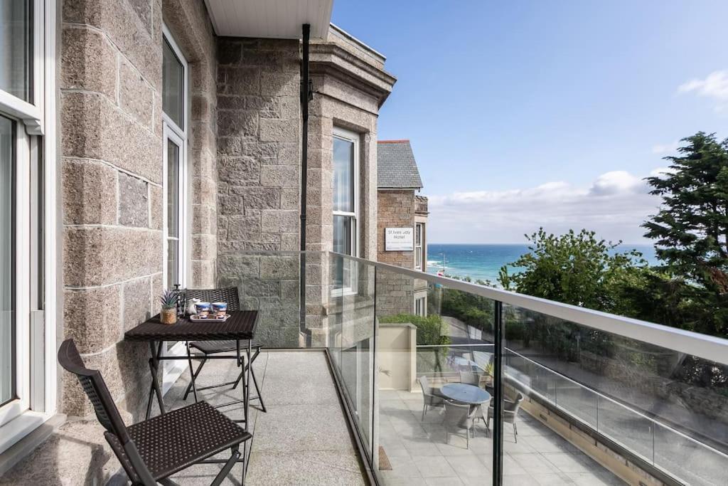 Porthminster View Luxury Sea Views Balcony, Parking, Pool, Spa & Gym - Chambres d’hôtes