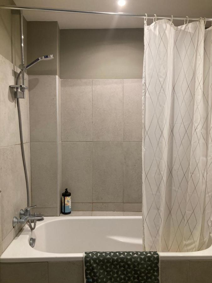 Only for female guests, shared homestay, Nice west cosy flat, balcony near airport train beach public transport supermarket - Chambres d'hôtes Nice