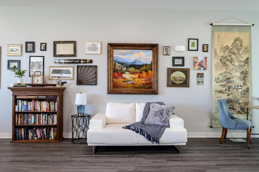 Luxurious Midtown Retreat with Elevator Access - Ferienwohnung