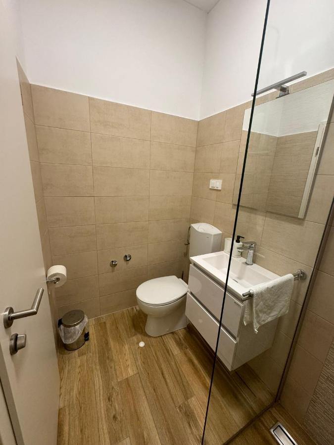 Zimmer mit Kingsize-Bett und Meerblick