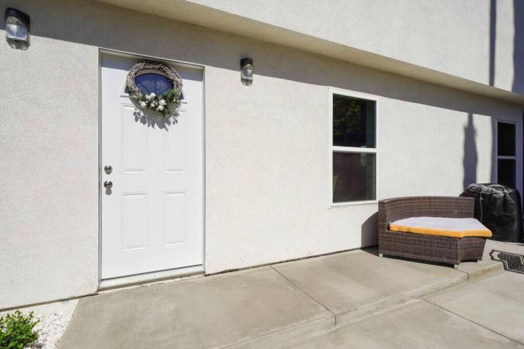 Spacious family Guesthouse private entry near six flags - B&B Santa Clarita