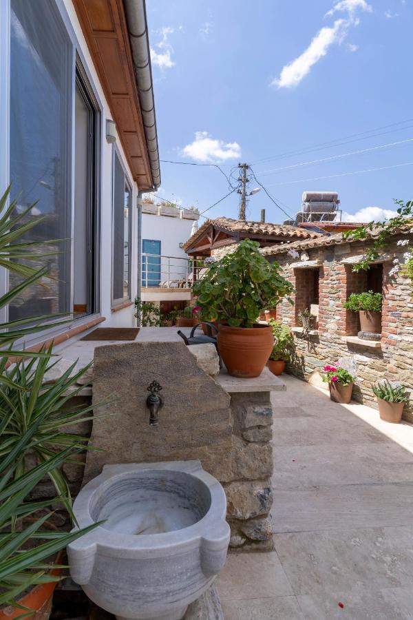Ionia House - B&B