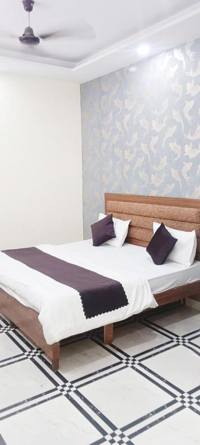 B&B Nueva Delhi - Roomshala 168 Starlight Suites - Near Max Hospital - Bed and Breakfast Nueva Delhi