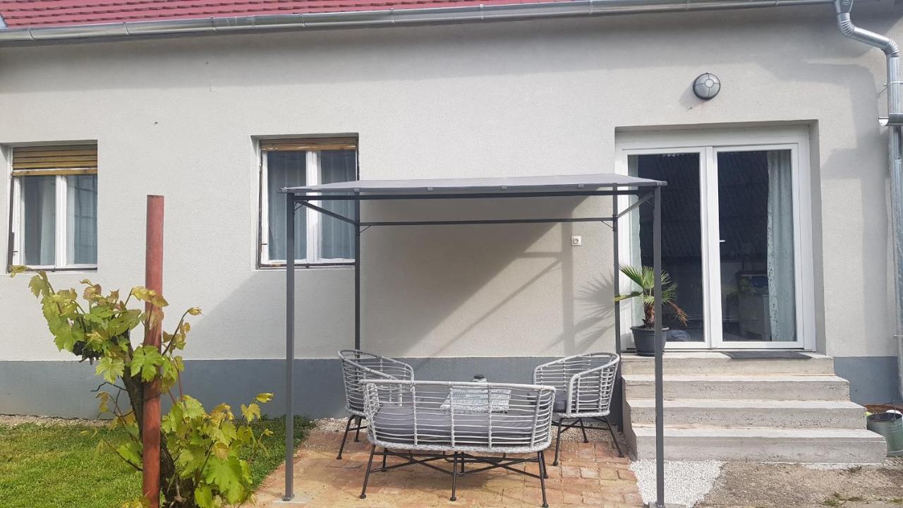 A papa háza vendégház - B&B