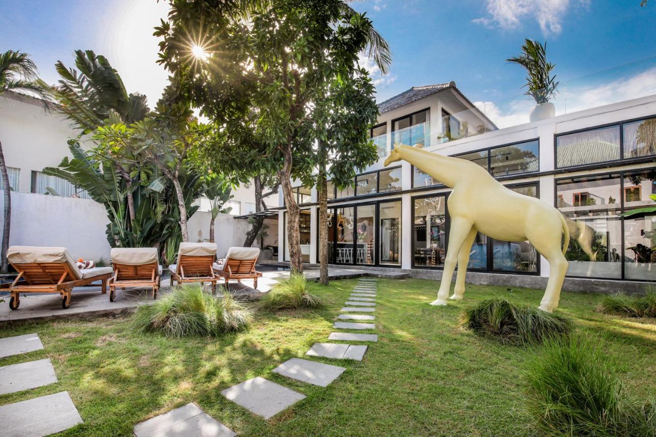 Villa Giraffe Seminyak, 4br short walk to Potato Head - B&B
