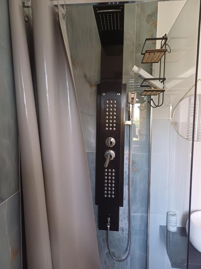 Habitación con cama grande y balcón