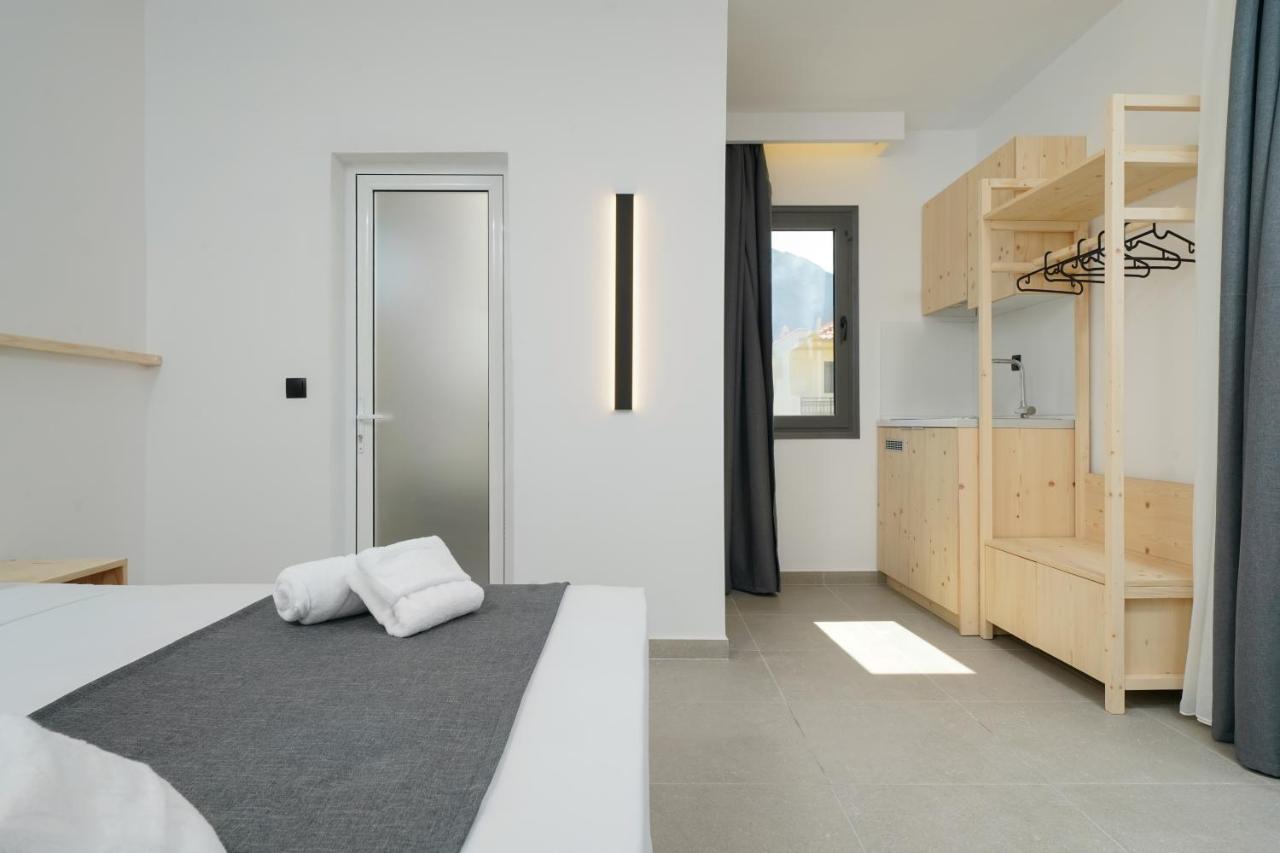Deluxe Double Room with Side Sea View