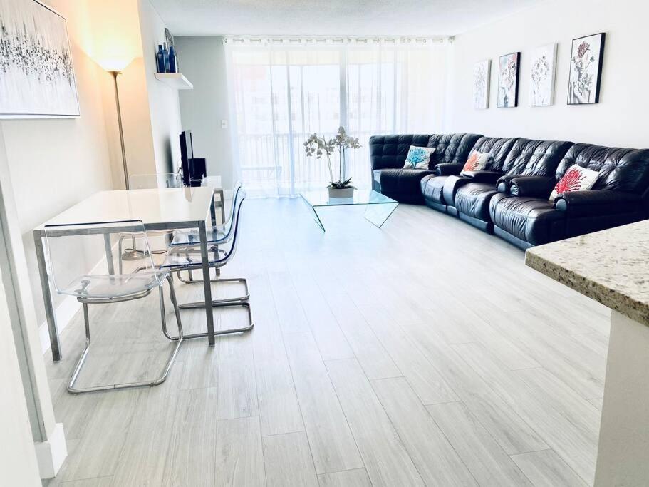 MODERN 2BR 2BA CONDO near AVENTURA! Wi-Fi! Parking - B&B North Miami Beach