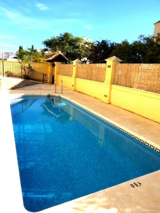 Luminoso ático cerca de la playa con piscina y garaje - B&B Nerja