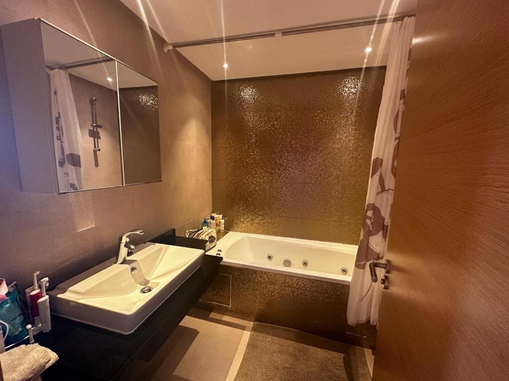 Luxueux Appartement Plage des Nations - Chambres d’hôtes