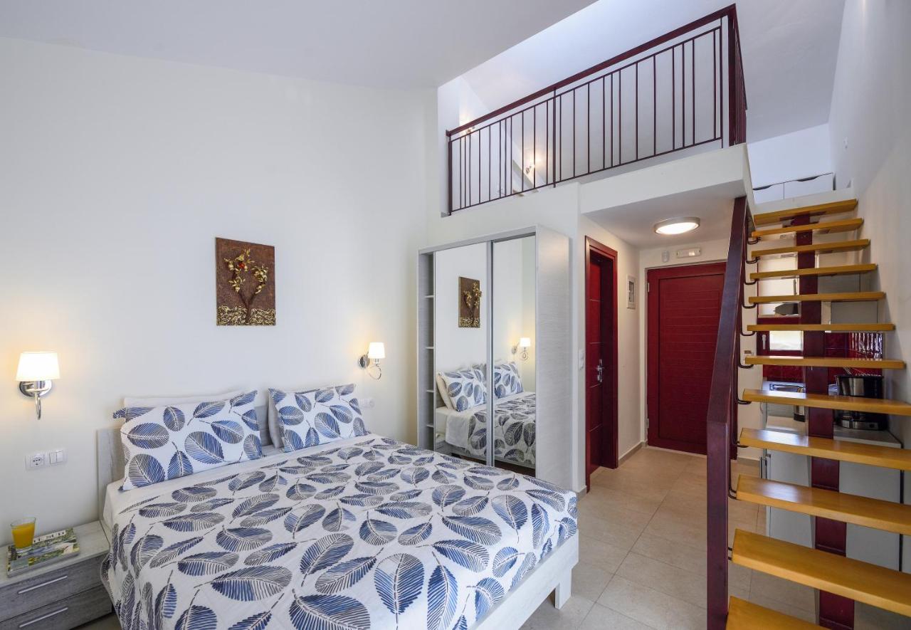 Family Room with Sea View - First Floor