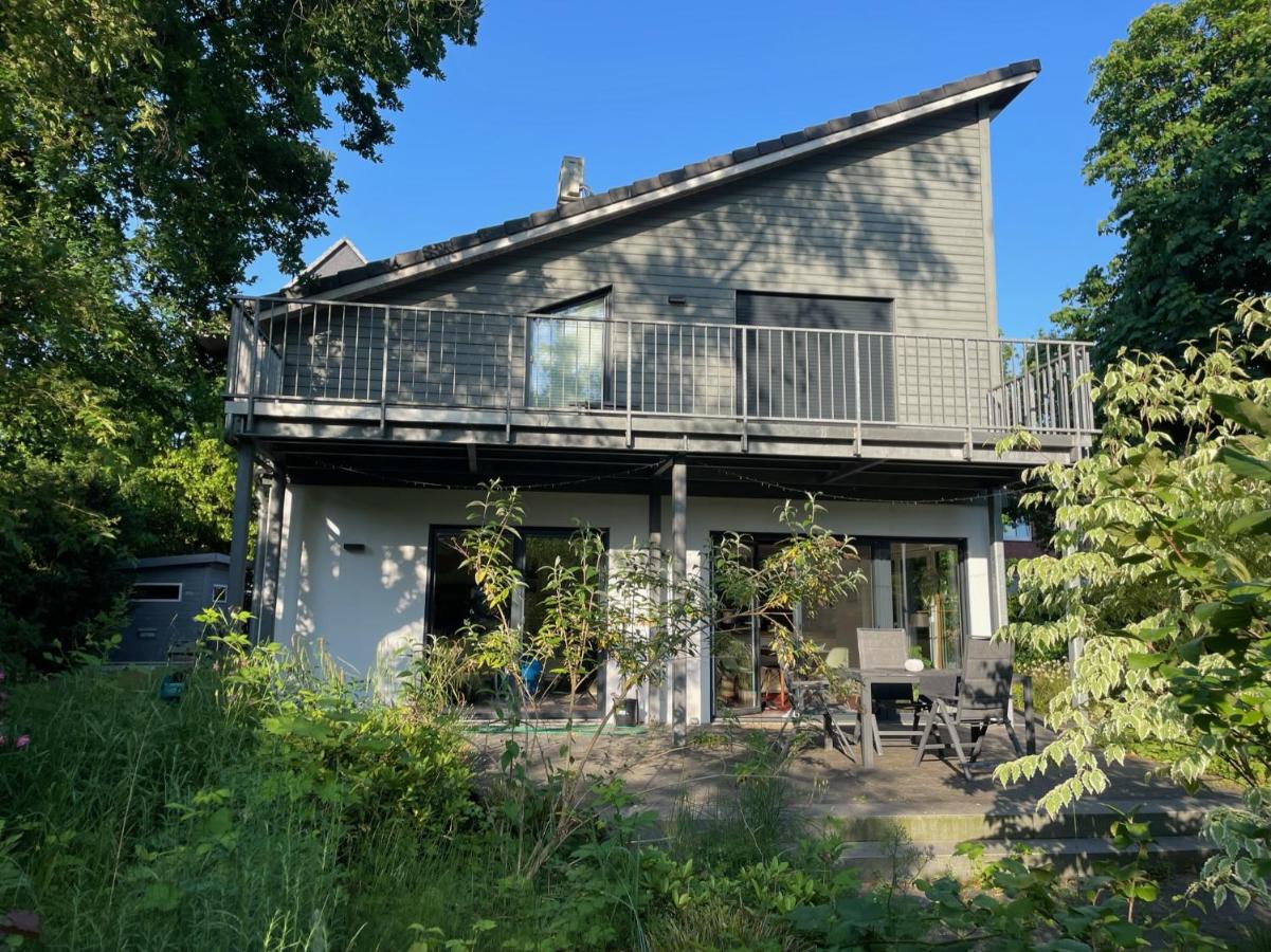 Helles Zimmer im modernen Holzhaus mit Queensize-Bett, Balkon, Schreibtisch, TV, Klimaanlage & abdunkelnden Jalousien - B&B Norderstedt