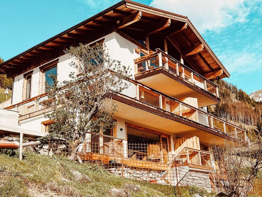 One-Bedroom Apartment with Balcony and Mountain View