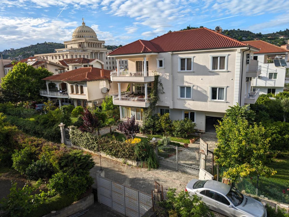 Villa with Garden and Veranda - Ferienwohnung