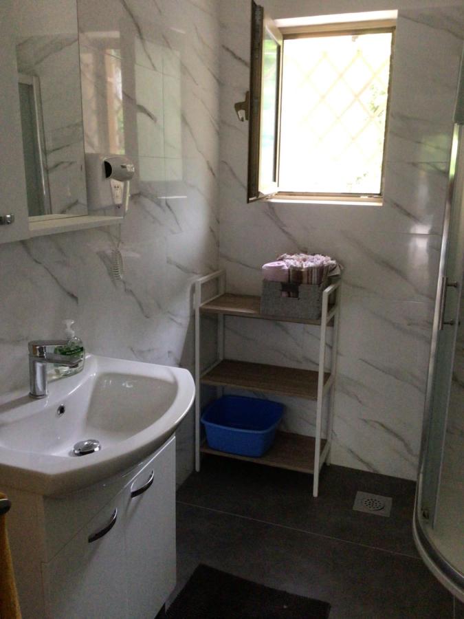 Zimmer mit Queensize-Bett und Gartenblick