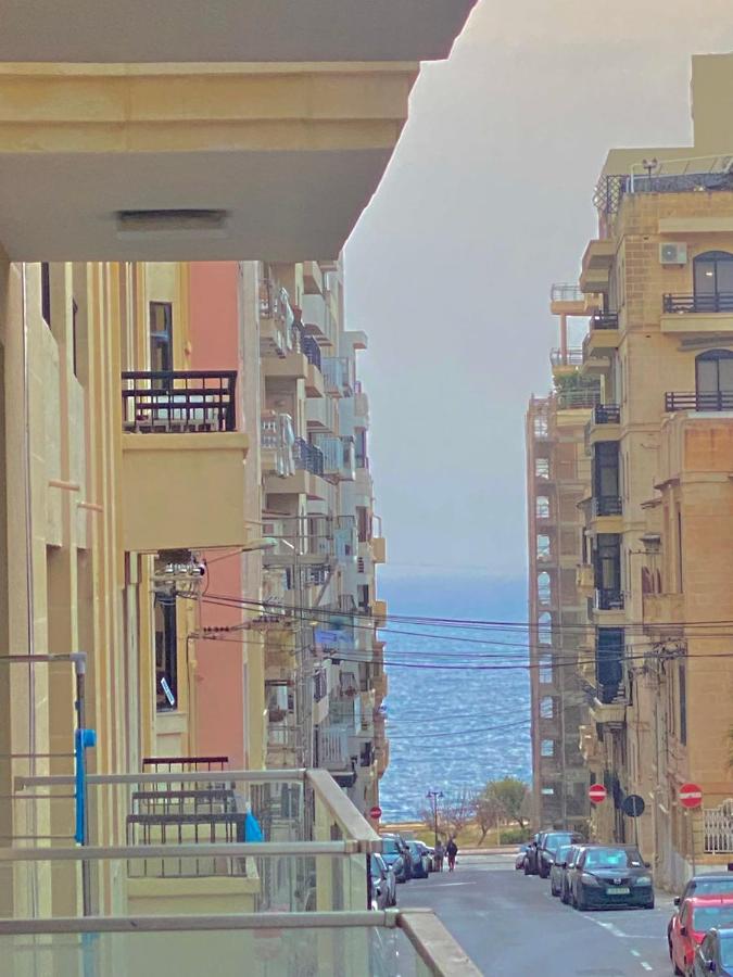 Tigné Sliema Three Bedrooms Apartment - B&B