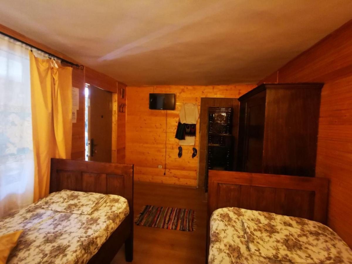 Camera Doppia con Letti Singoli e Bagno in Comune